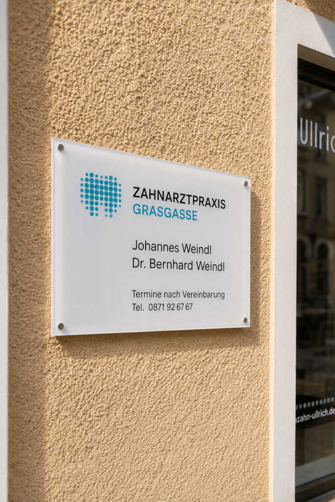 Praxisschild am Eingang zur Zahnarztpraxis Grasgasse